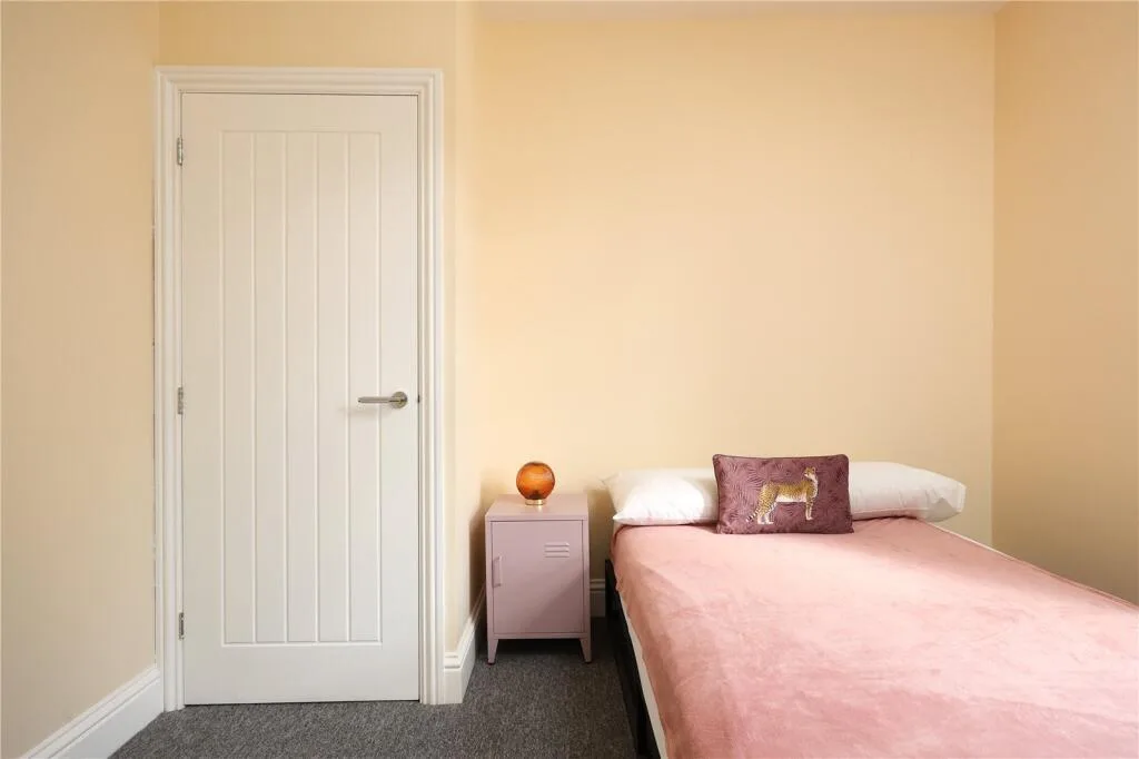 6 bedroom end of terrace house for rent