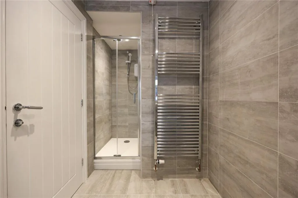 6 bedroom end of terrace house for rent