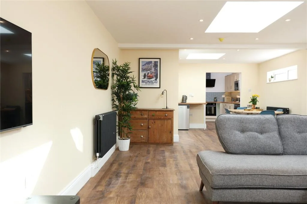 6 bedroom end of terrace house for rent