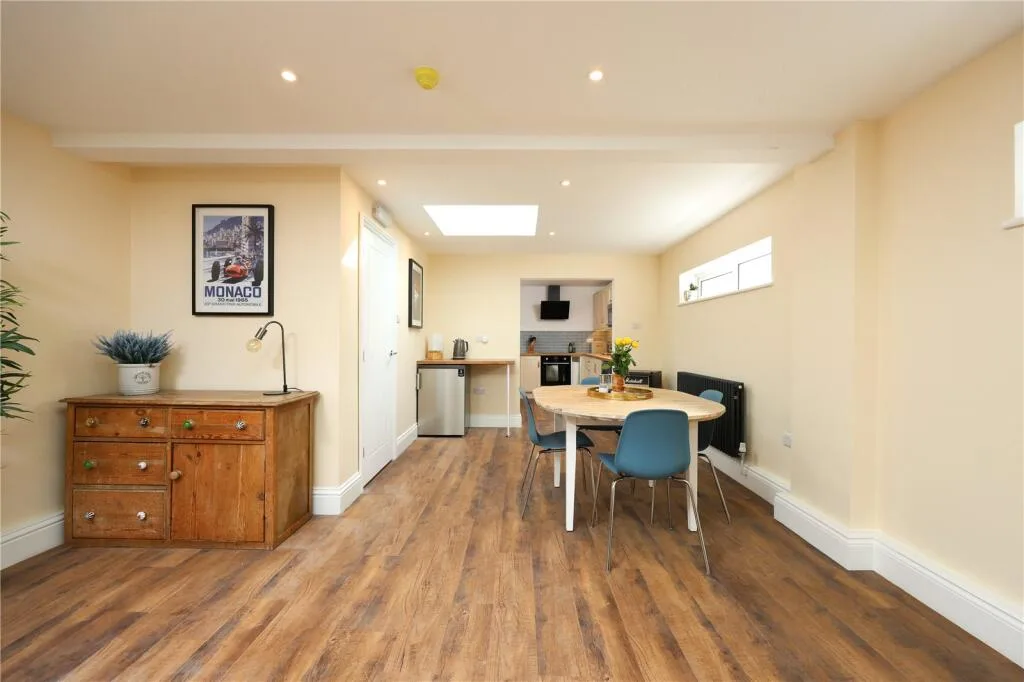 6 bedroom end of terrace house for rent