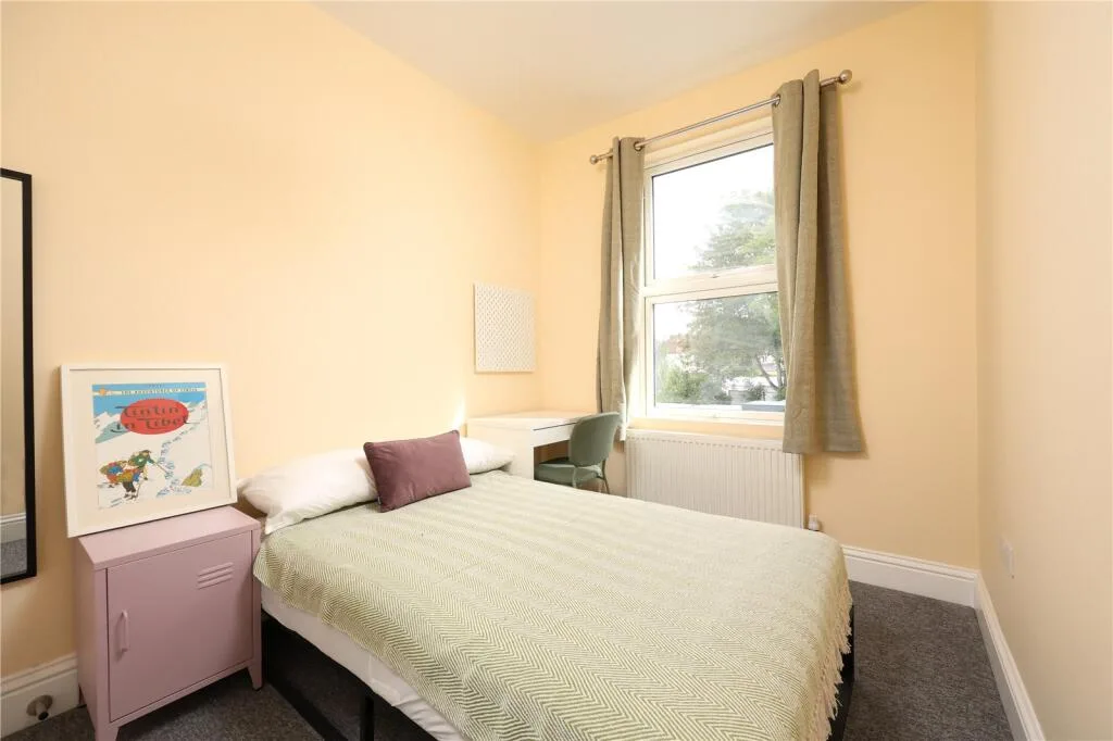 6 bedroom end of terrace house for rent