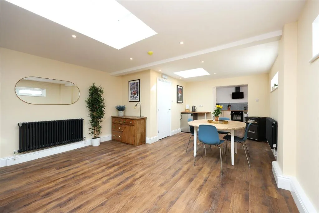 6 bedroom end of terrace house for rent