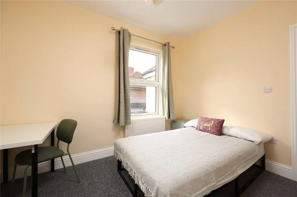6 bedroom end of terrace house for rent