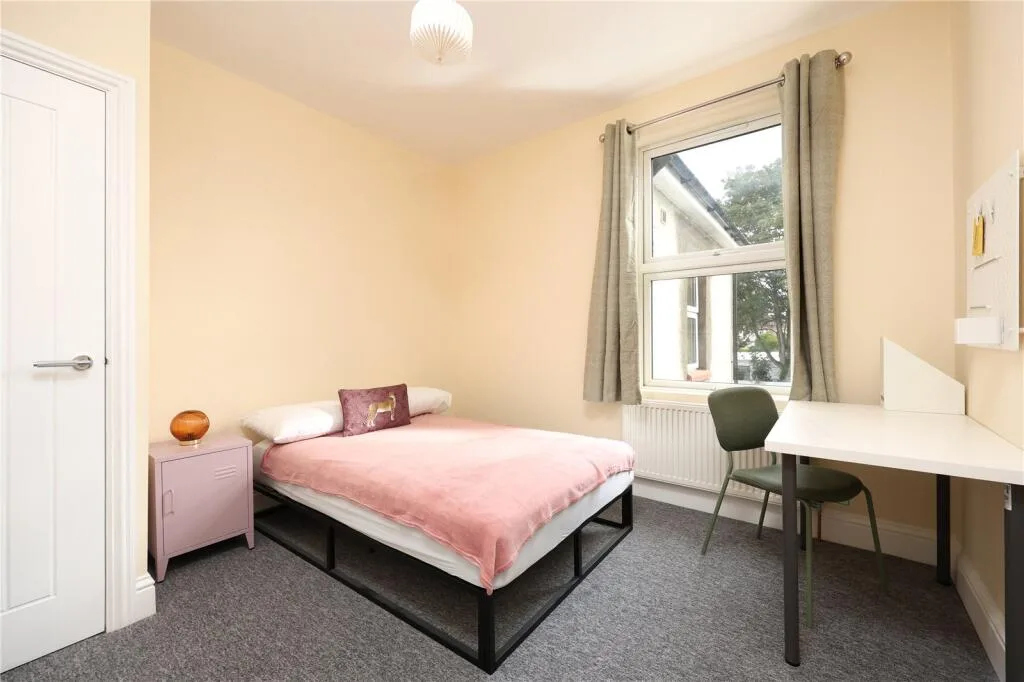 6 bedroom end of terrace house for rent