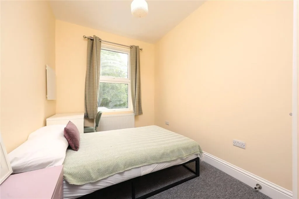 6 bedroom end of terrace house for rent