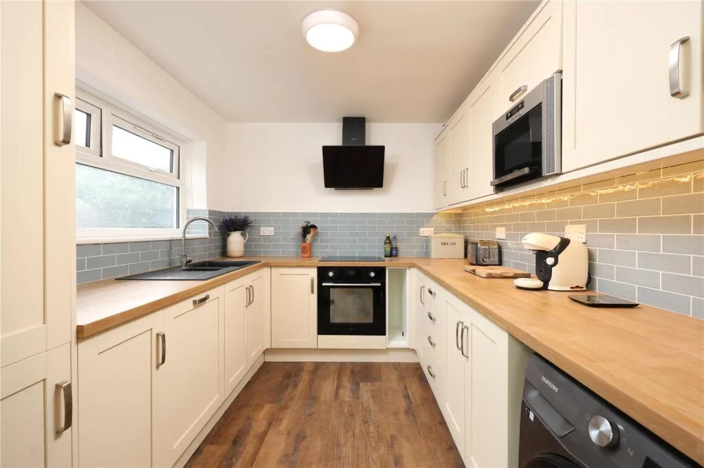 6 bedroom end of terrace house for rent