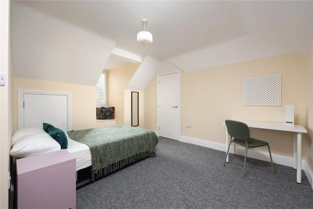 6 bedroom end of terrace house for rent