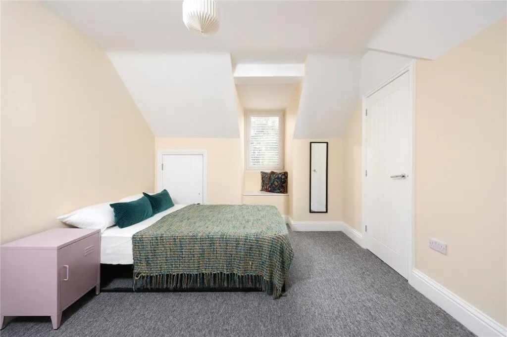 6 bedroom end of terrace house for rent