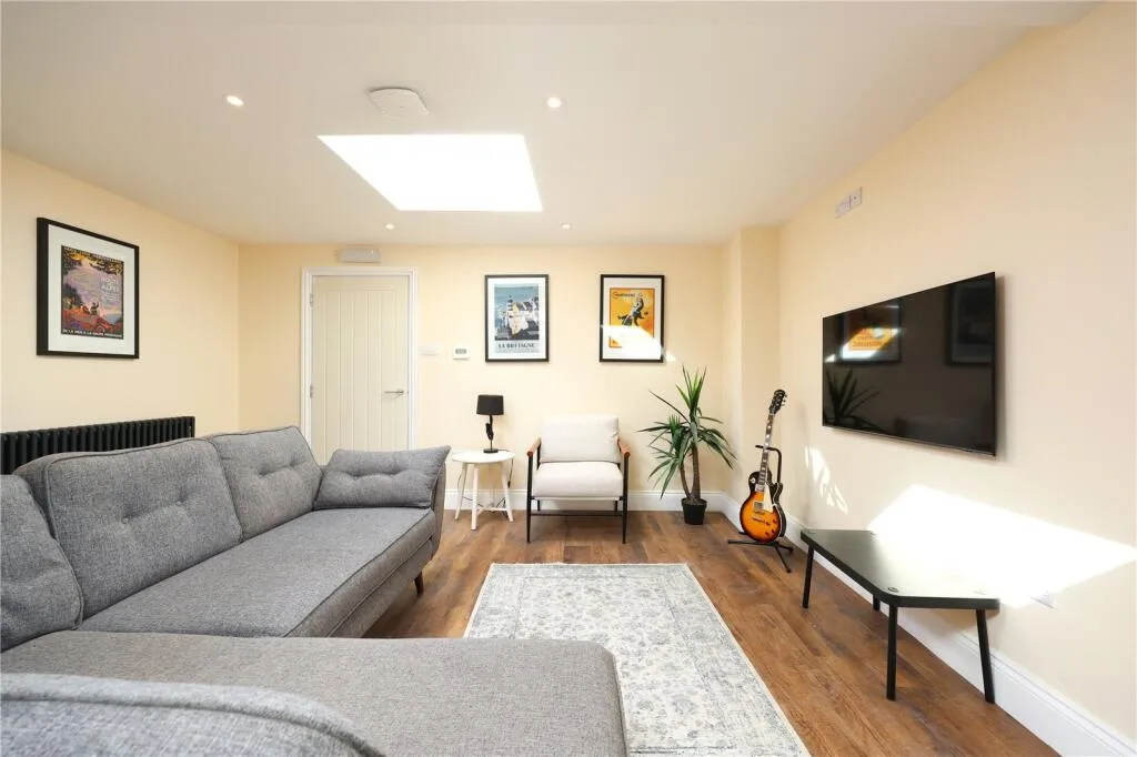 6 bedroom end of terrace house for rent