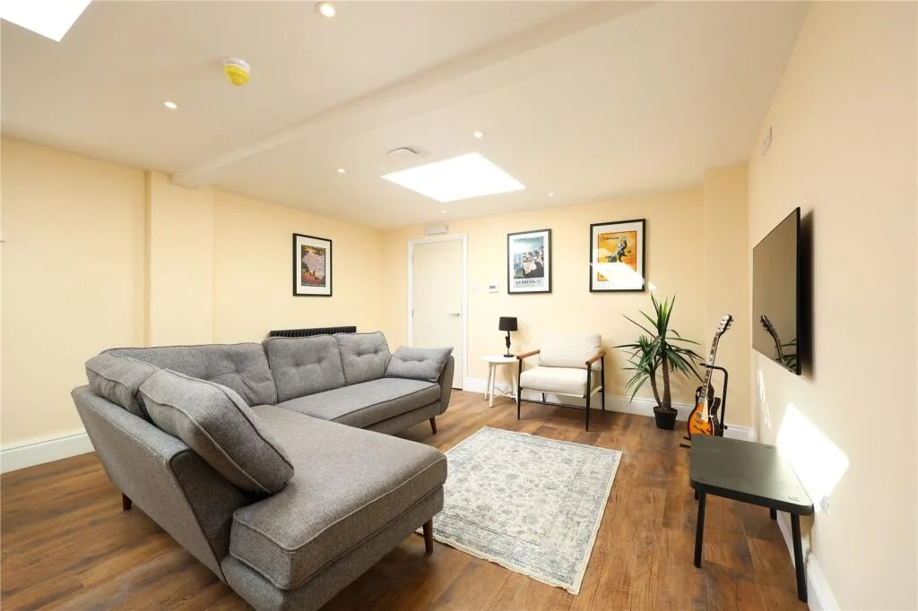6 bedroom end of terrace house for rent