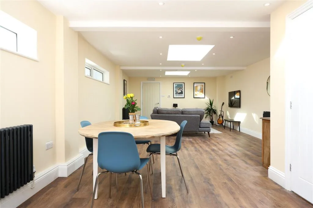 6 bedroom end of terrace house for rent