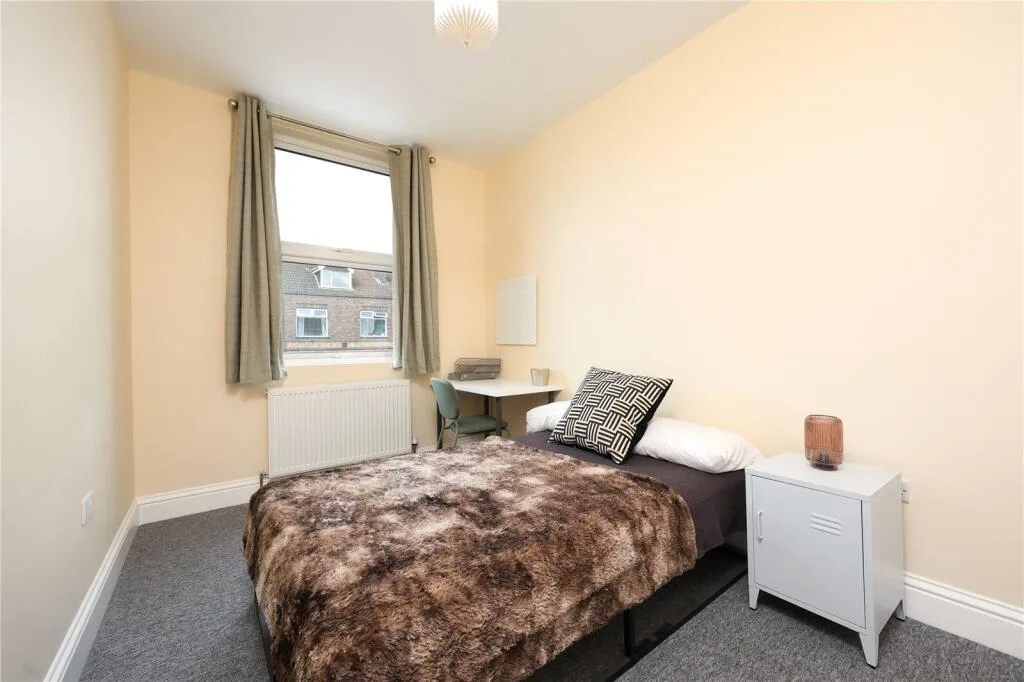 6 bedroom end of terrace house for rent