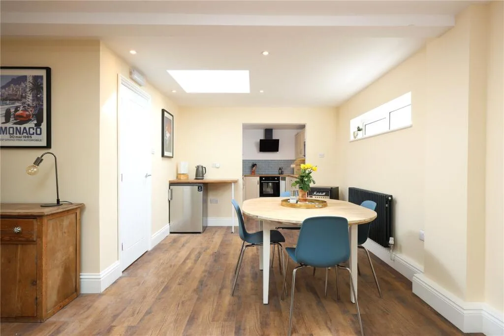 6 bedroom end of terrace house for rent