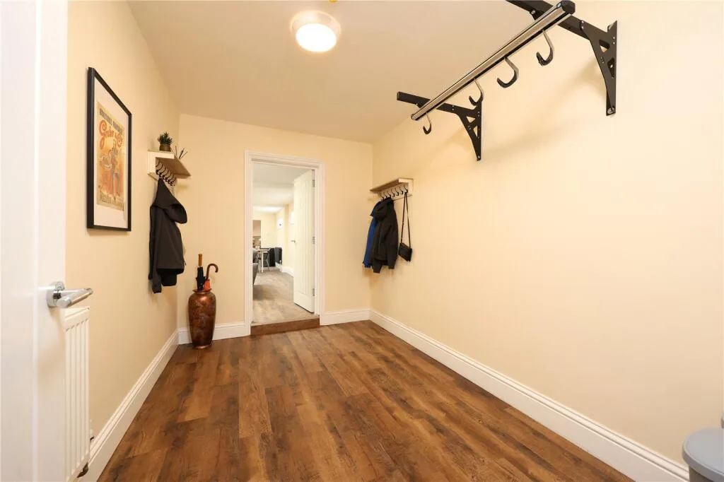 6 bedroom end of terrace house for rent