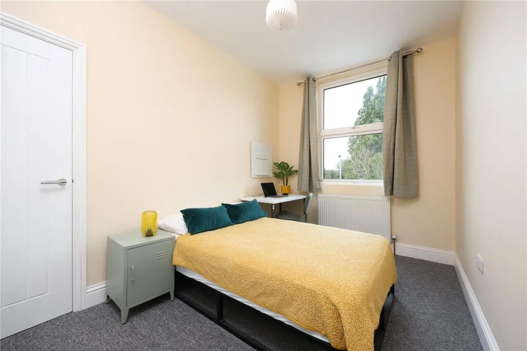 6 bedroom end of terrace house for rent