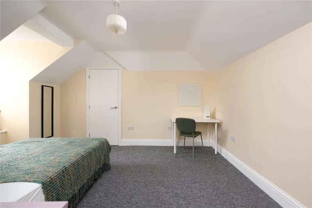 6 bedroom end of terrace house for rent