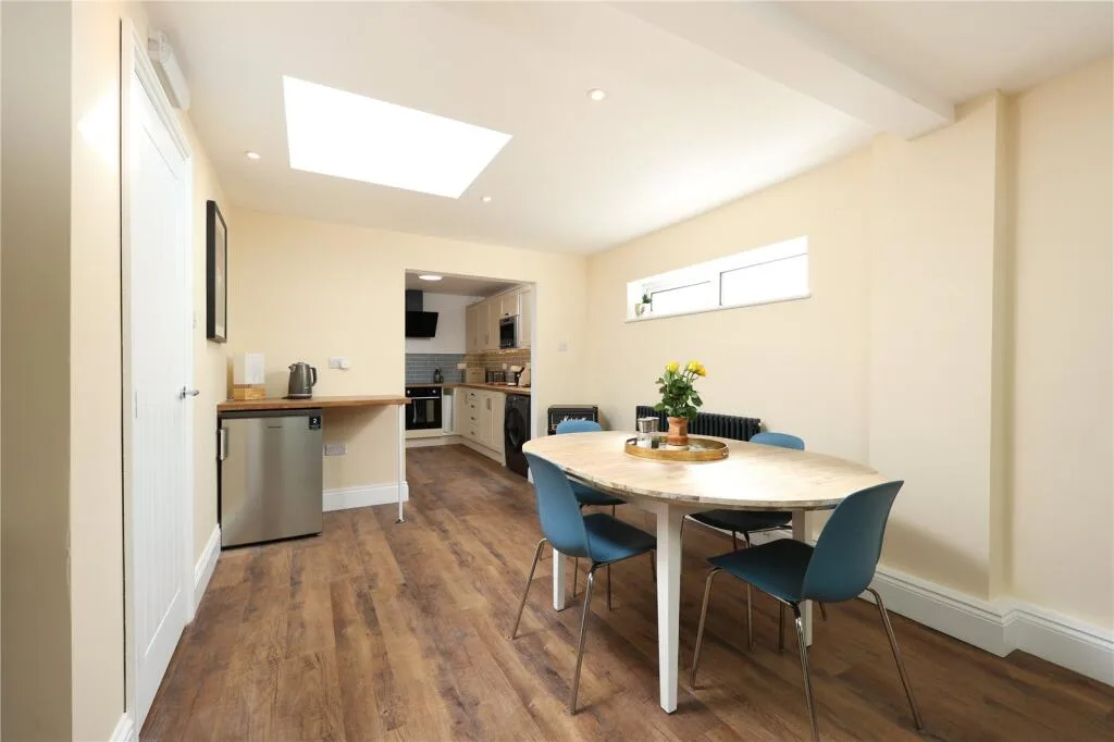 6 bedroom end of terrace house for rent