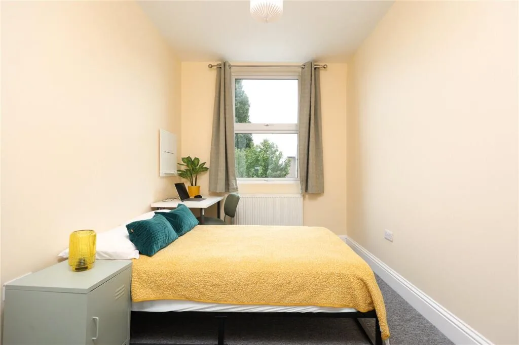 6 bedroom end of terrace house for rent