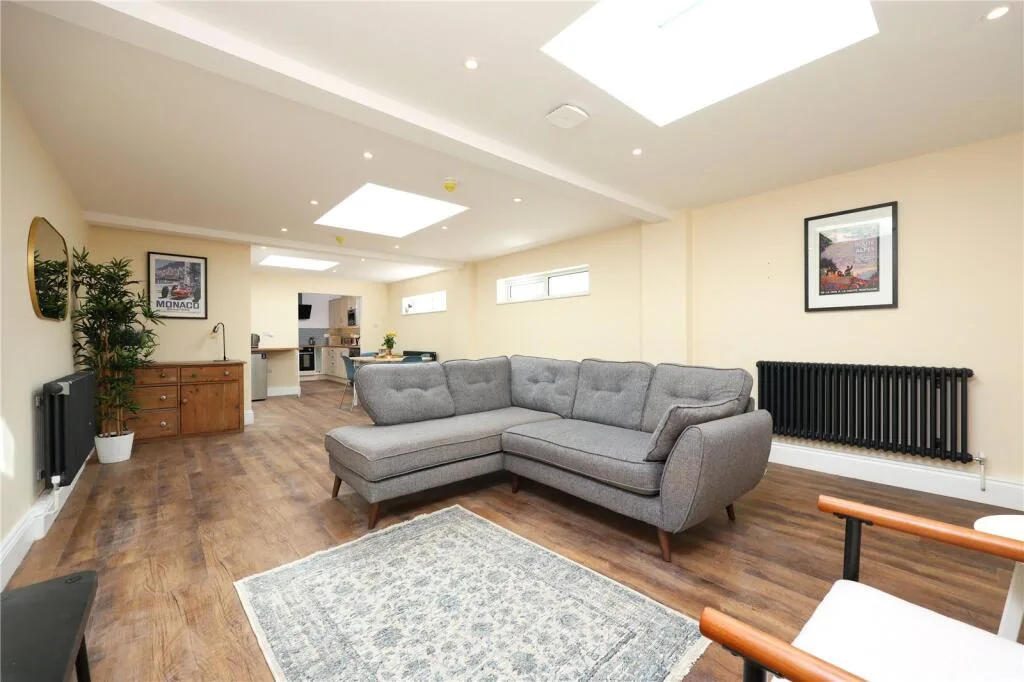 6 bedroom end of terrace house for rent