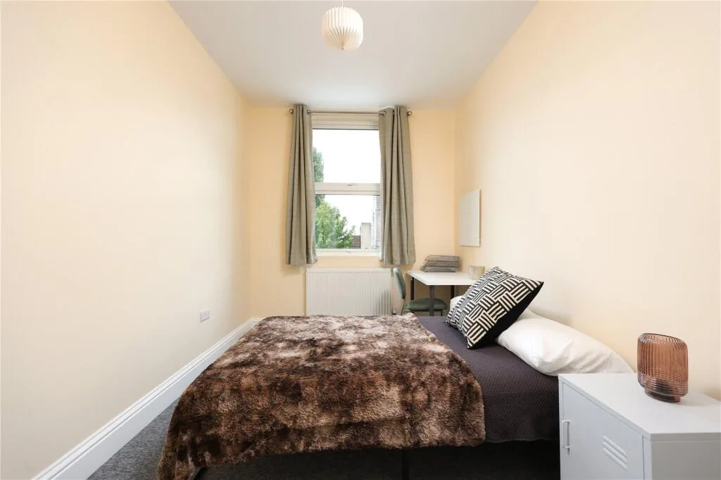 6 bedroom end of terrace house for rent