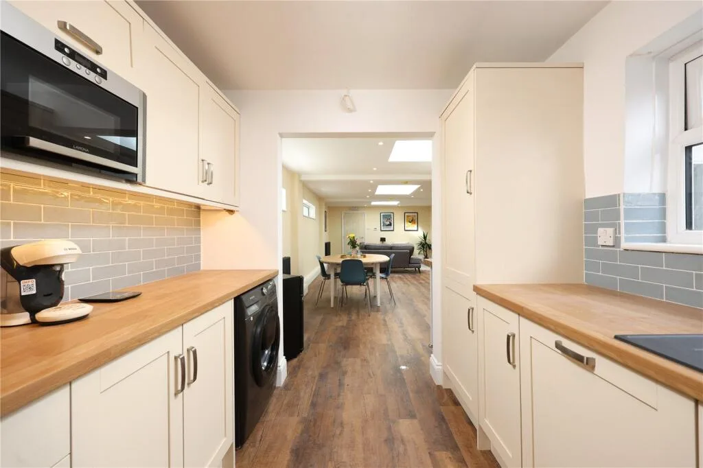 6 bedroom end of terrace house for rent