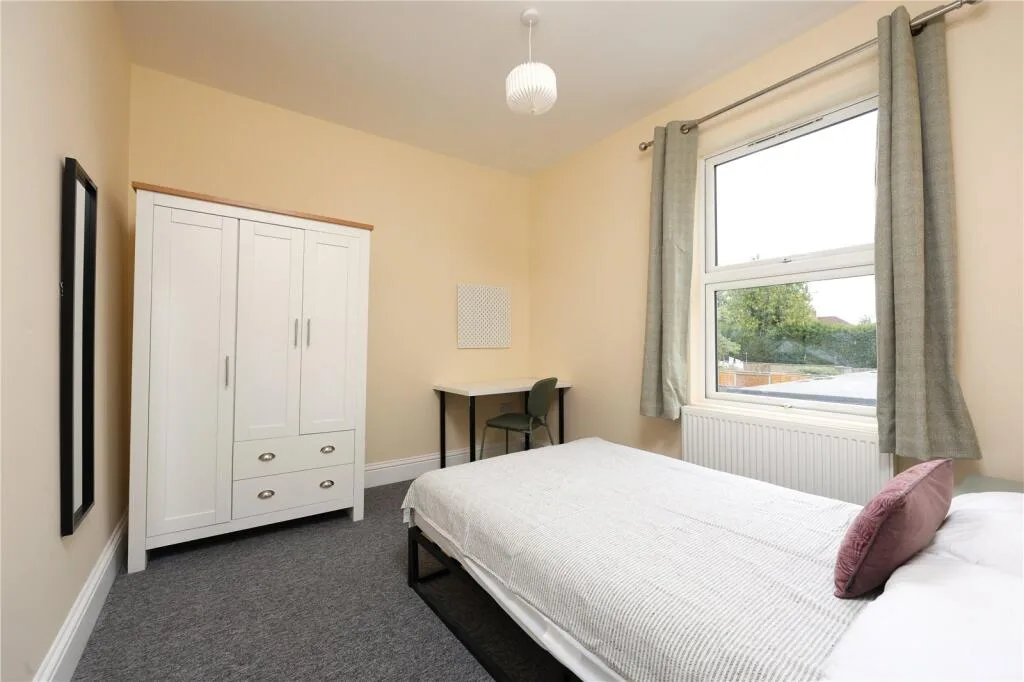 6 bedroom end of terrace house for rent