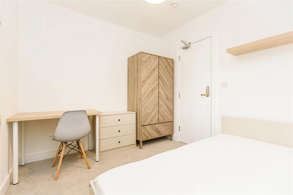 6 bedroom end of terrace house for rent