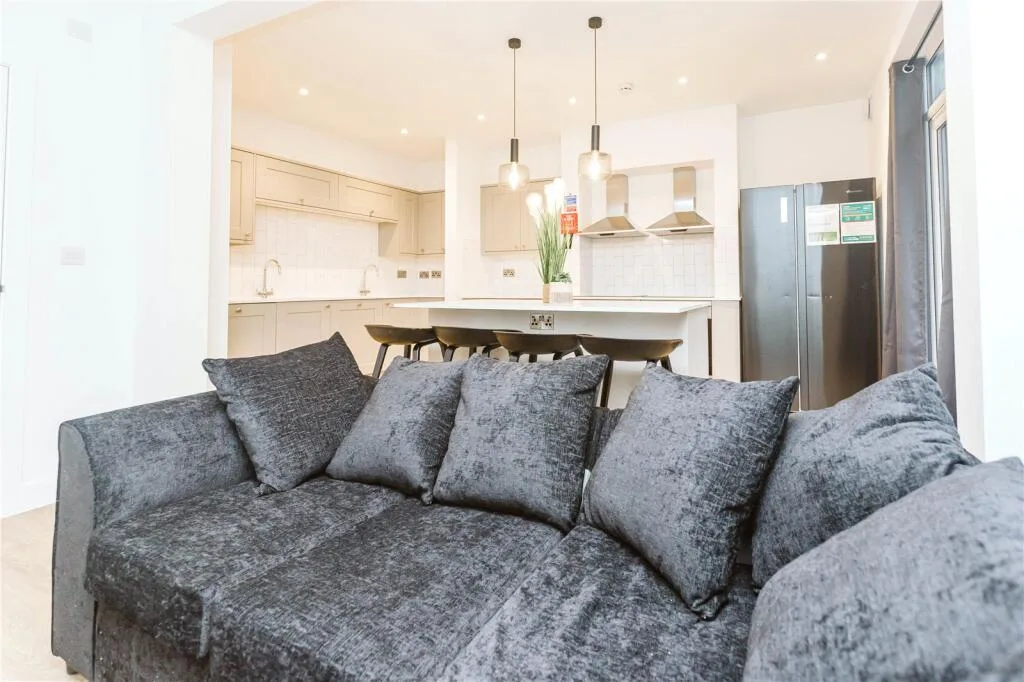 6 bedroom end of terrace house for rent