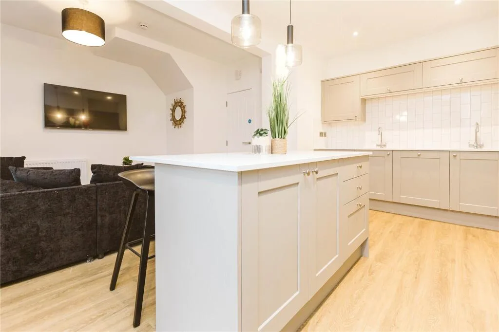 6 bedroom end of terrace house for rent