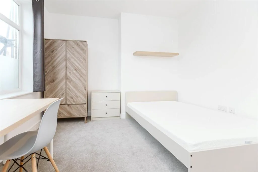 6 bedroom end of terrace house for rent