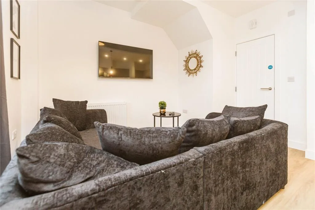 6 bedroom end of terrace house for rent