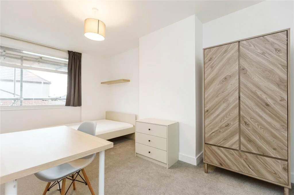 6 bedroom end of terrace house for rent