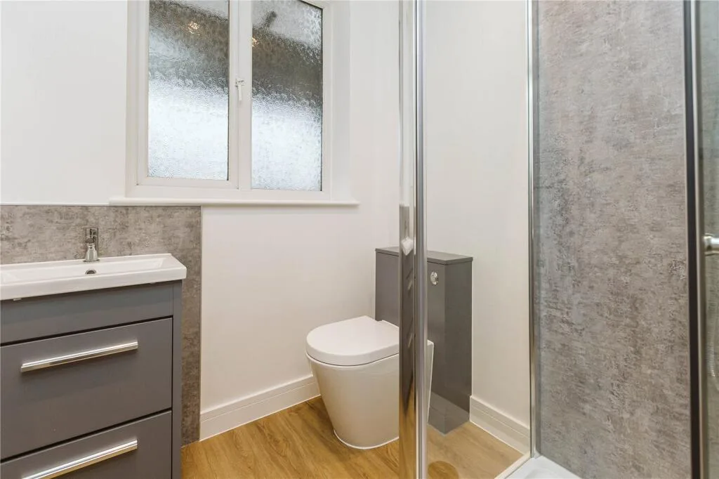 6 bedroom end of terrace house for rent