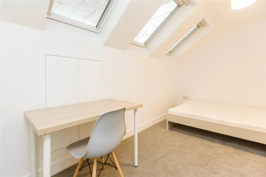 6 bedroom end of terrace house for rent