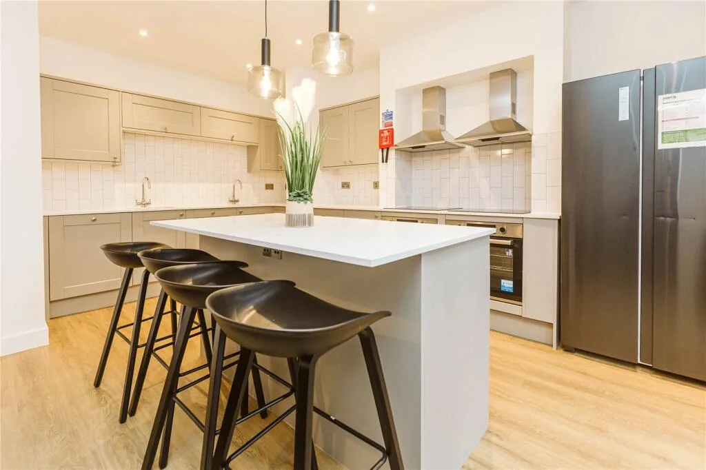 6 bedroom end of terrace house for rent
