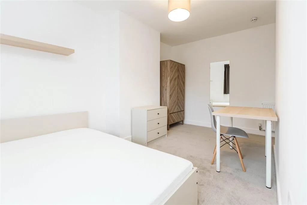 6 bedroom end of terrace house for rent