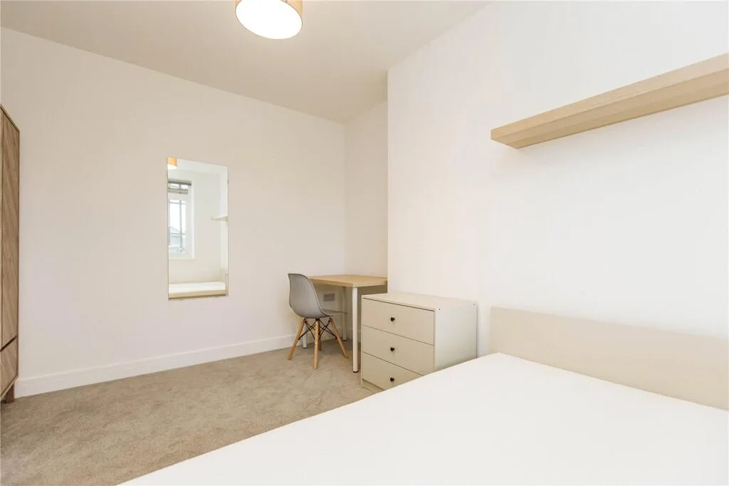6 bedroom end of terrace house for rent