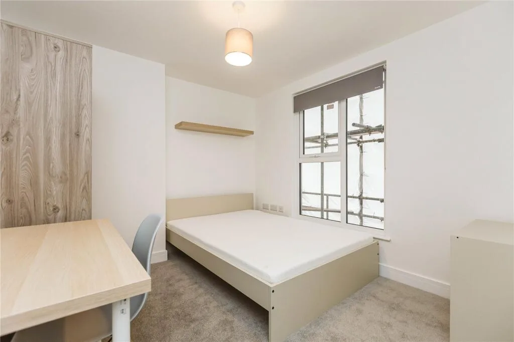6 bedroom end of terrace house for rent