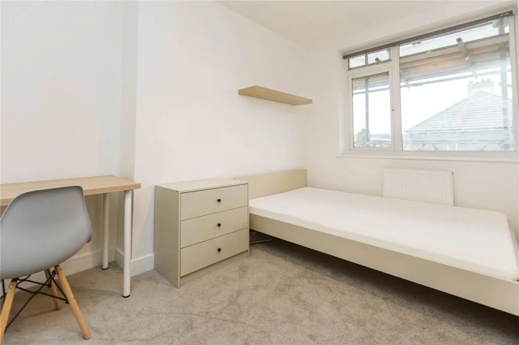 6 bedroom end of terrace house for rent