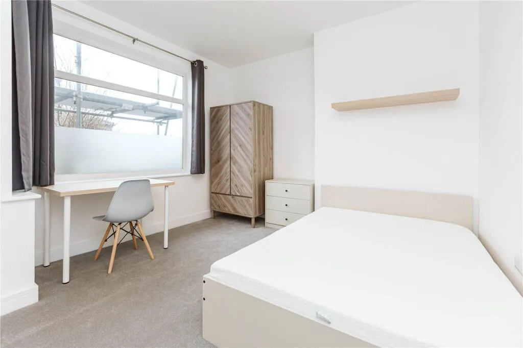 6 bedroom end of terrace house for rent