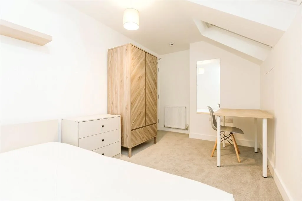 6 bedroom end of terrace house for rent