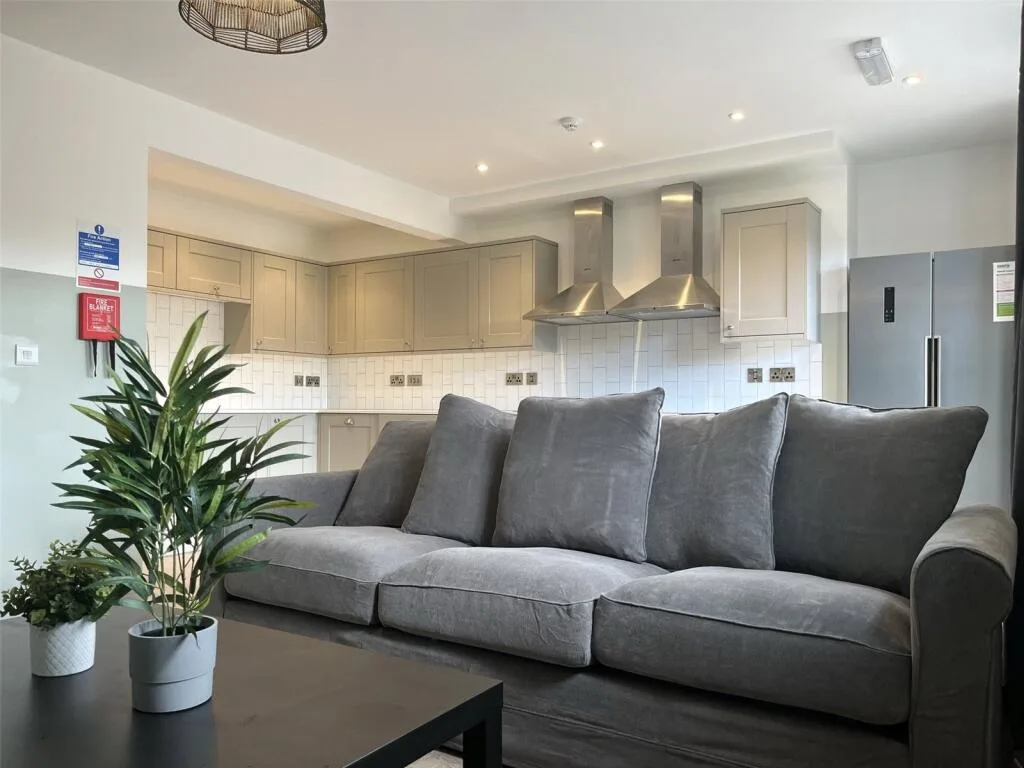 6 bedroom terraced house for rent