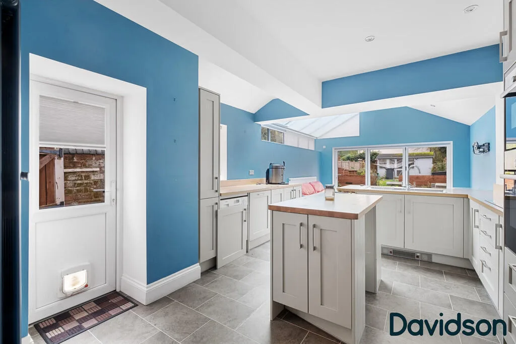 4 bedroom semi-detached house for rent