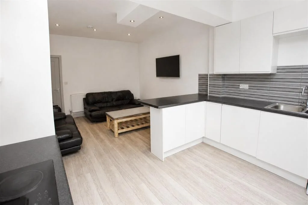 7 bedroom terraced house for rent