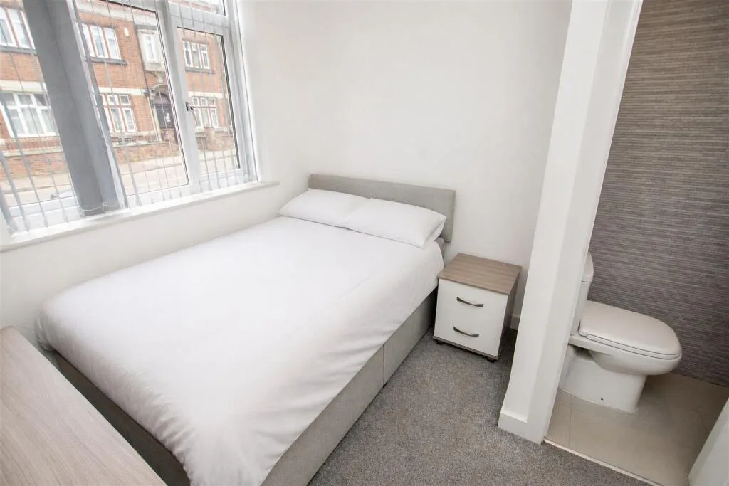 7 bedroom terraced house for rent