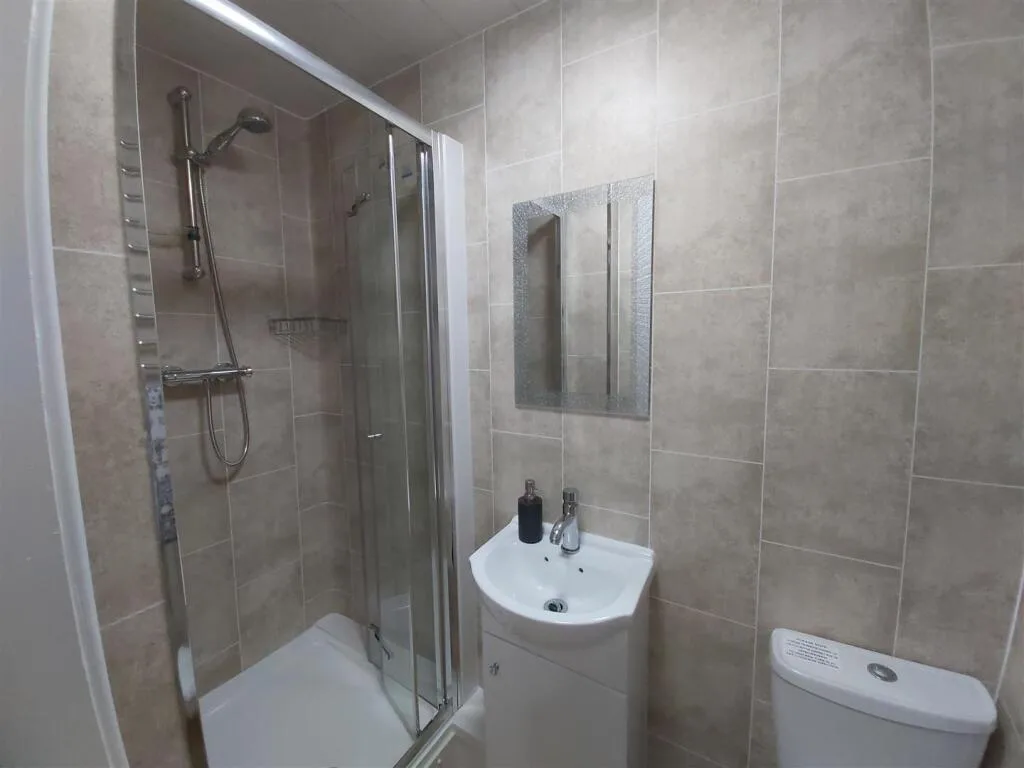 6 bedroom terraced house for rent