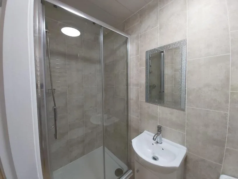 6 bedroom terraced house for rent