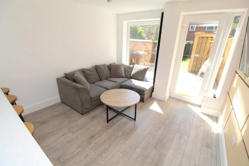 5 bedroom detached house for rent