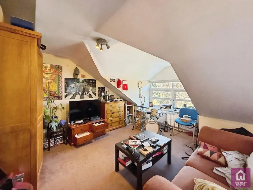 6 bedroom semi-detached house for rent