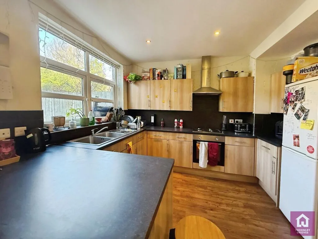6 bedroom semi-detached house for rent